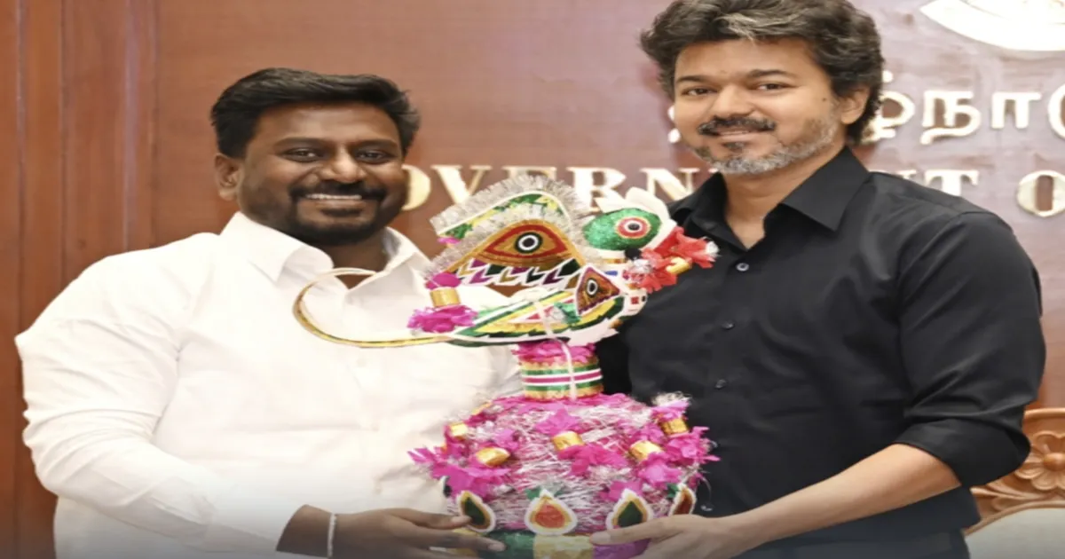 தமிழ் கலையின் பெருமை..! முதல்வர் விஜய்க்கு கரகத்தை பரிசளித்த அமைச்சர் ராஜ்மோகன்..