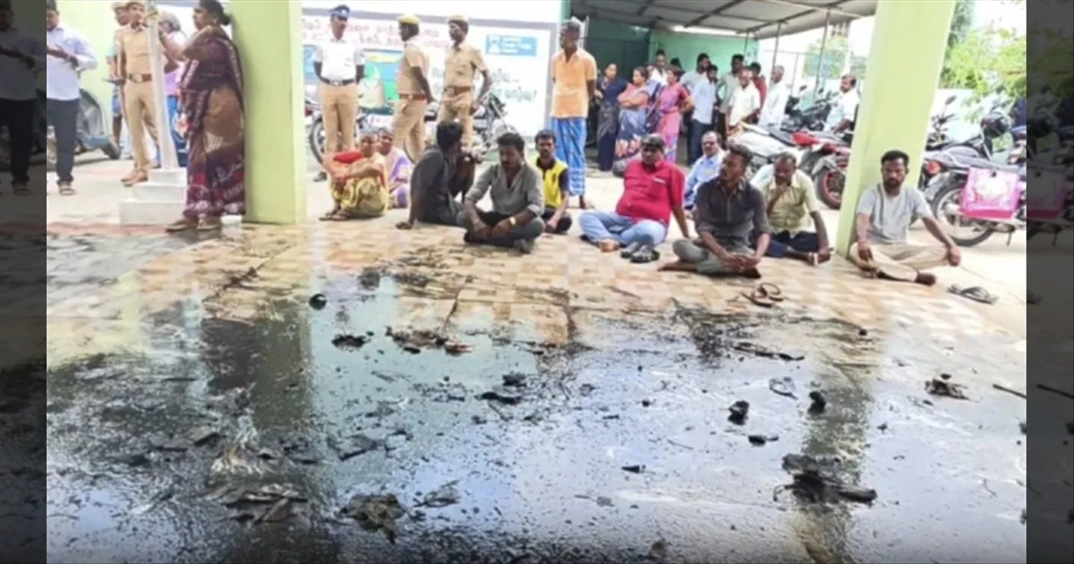 ஒரு வருஷமா கஷ்டபடுறோம்..! வட்டார வளர்ச்சி அலுவலகத்தில் சாக்கடையை கொட்டி மக்கள் போராட்டம்..!!