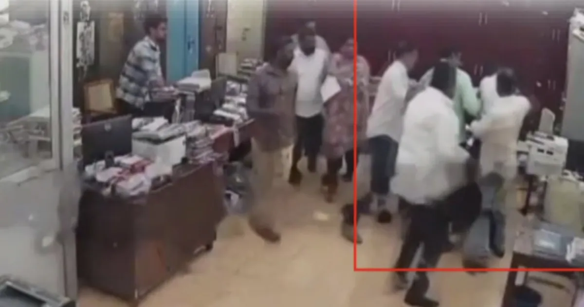 பட்டா கொடுக்காததால் ஆத்திரம்..! அதிகாரிகளை கொளுத்த முயன்ற நபர்..! திருவாரூரில் பரபரப்பு..!!