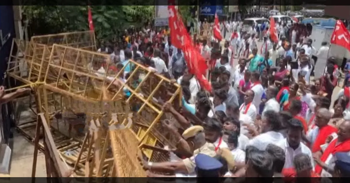 டெல்டாவில் வறட்சி அலர்ட்.! CPI கட்சியினர், விவசாயிகள் முற்றுகை போராட்டம்..! திருவாரூர் ஆட்சியர் அலுவலகத்தில் பரபரப்பு..!!