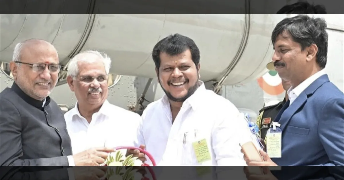 கொங்கு மண்டலத்தில் குடியரசு துணை தலைவர்..! ஏர்போர்ட்டில் அமைச்சர் விஜய் பாலாஜி, ஆளுநர் அர்லேகர் உற்சாக வரவேற்பு..!!