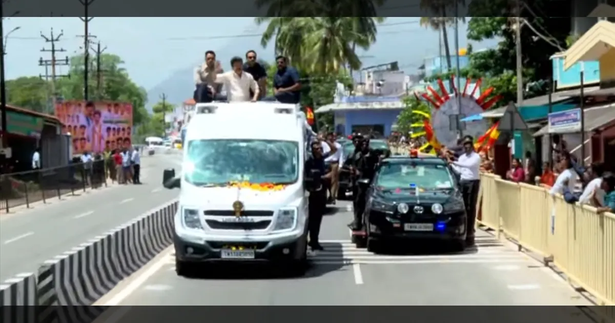 களைகட்டிய சேலம்... முதல்வர் விஜயை வழிநெடுகிலும் ஆரவாரத்தோடு வரவேற்ற மக்கள்..!