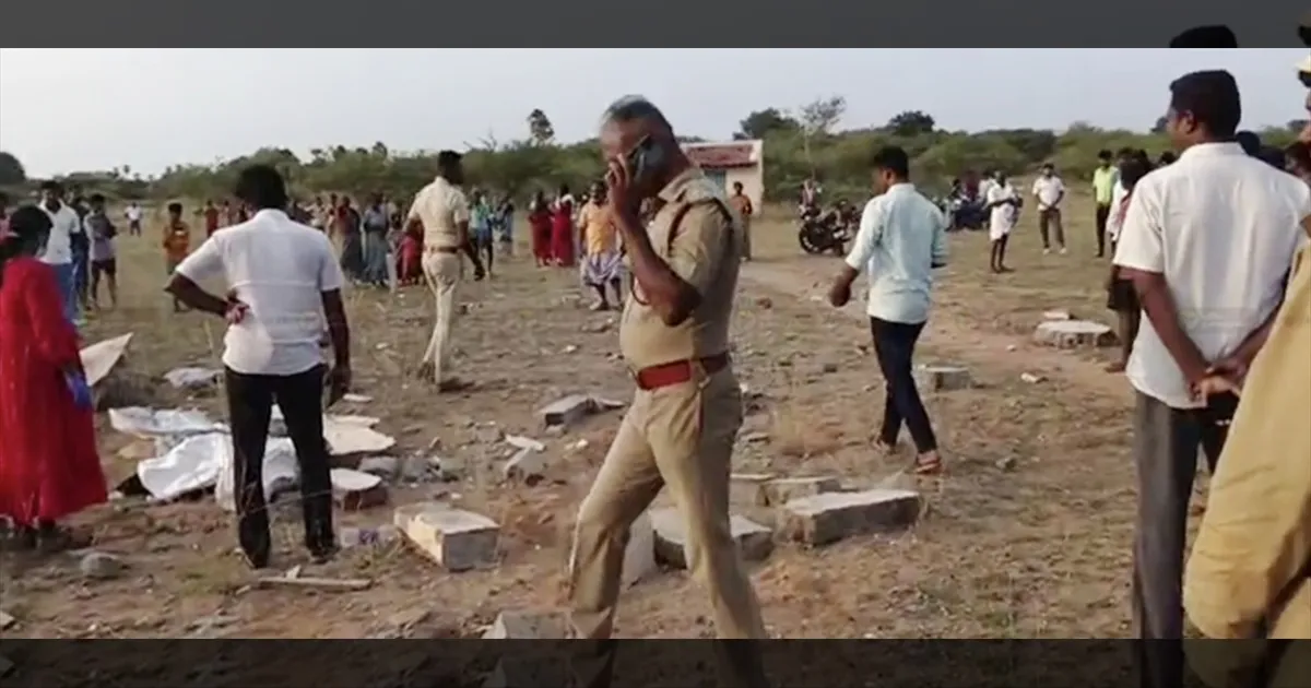 பட்டாசு ஆலை வெடி விபத்து..! தரைமட்டமான கட்டடம்... இளைஞர் பரிதாபமாக உயிரிழப்பு..!