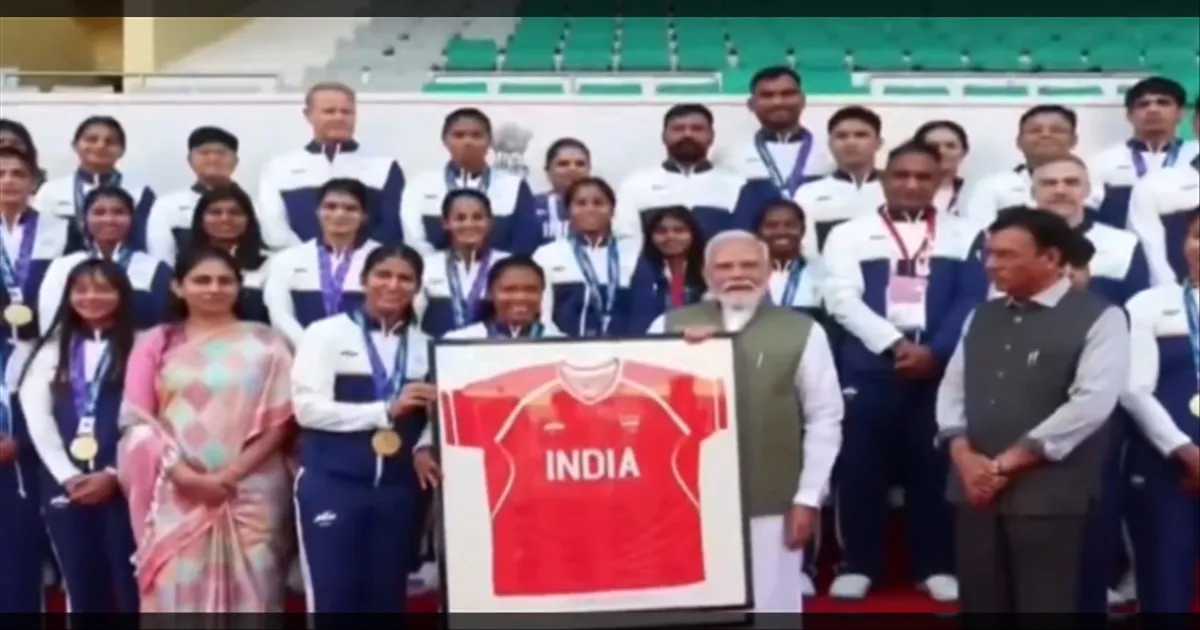 ஹாக்கி முதல் கிரிக்கெட் வரை..! ஆசிய போட்டிகளில் தூள் கிளப்பிய இந்தியா.. பிரதமர் மோடியை சந்தித்த வீரர், வீராங்கனைகள்..!!