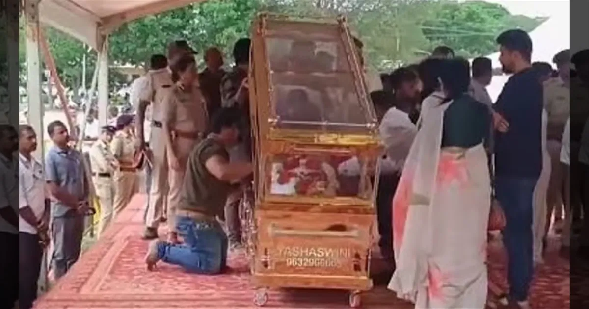 கண்ணீரில் மூழ்கிய மைசூரு.. இசை அரசி எஸ். ஜானகிக்கு ரசிகர்கள், பொதுமக்கள் இறுதி அஞ்சலி!