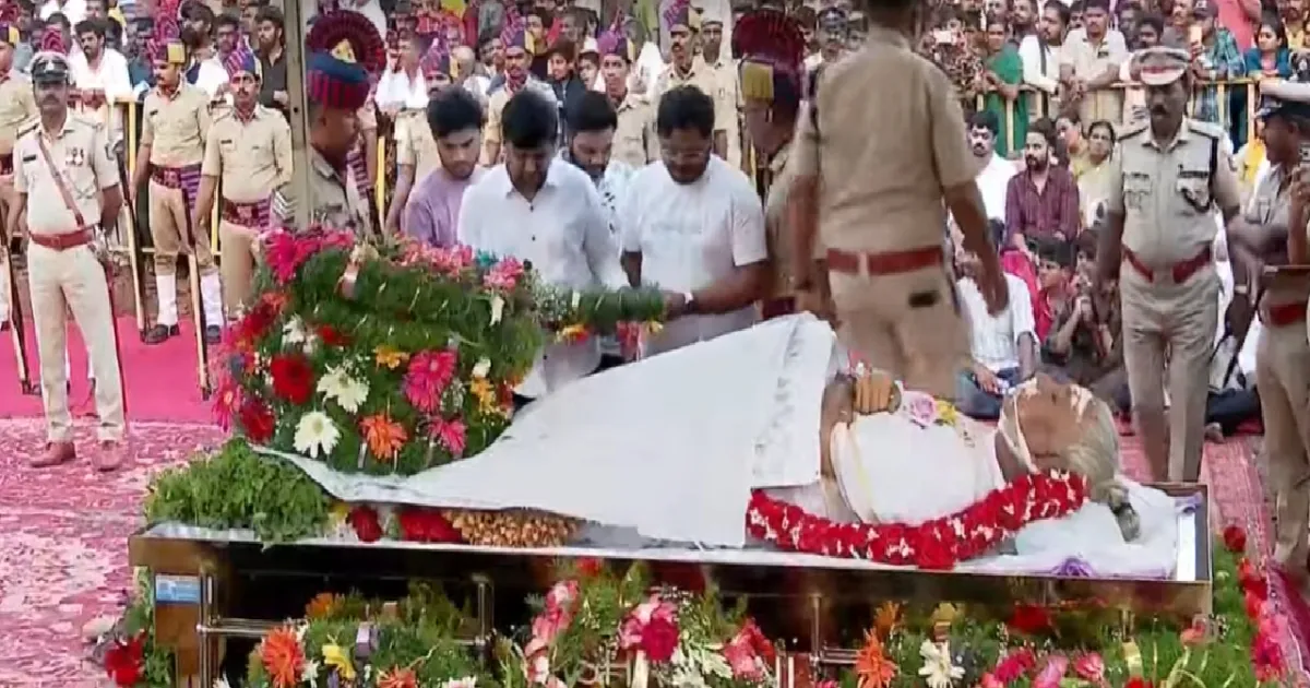 திரையுலகமே திரண்ட இறுதி பயணம்! 30 குண்டுகள் முழங்க முழு அரசு மரியாதையுடன் ஜானகி அம்மா உடல் தகனம்!