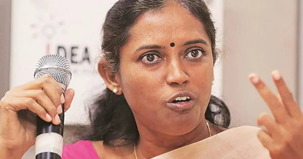 காங்கிரஸ் பெண் நிர்வாகிகளுக்குள் குடுபிடிப்பிடி சண்டை... ஜோதிமணியால் சோசியல் மீடியாவில் வெடித்தது வார்த்தை போர்...!