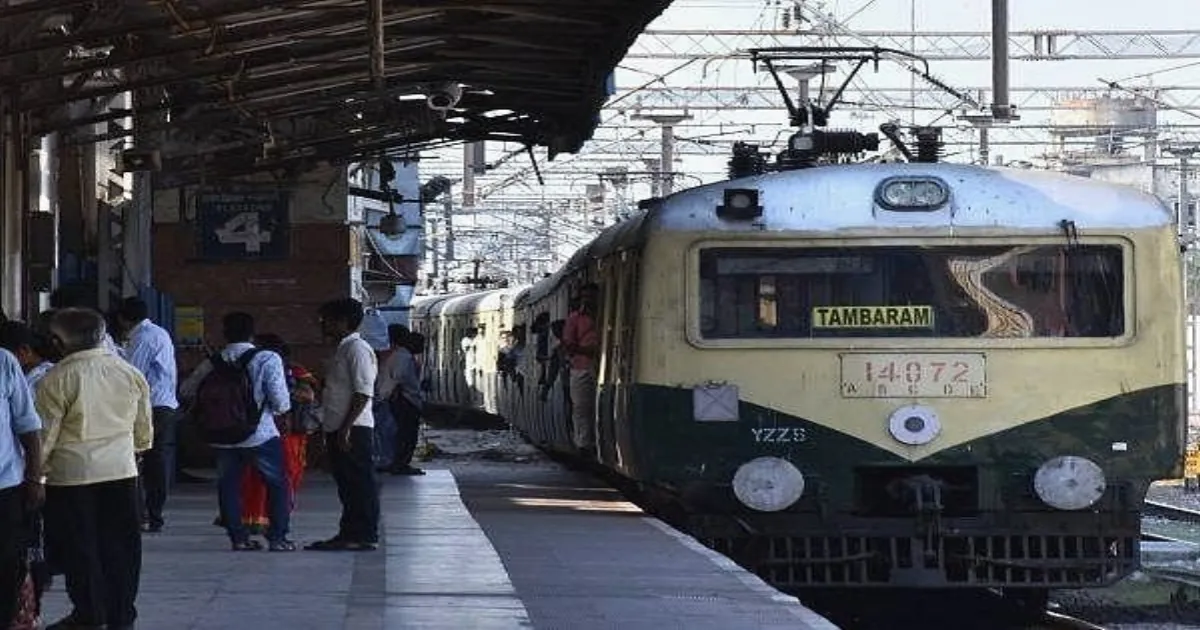 ஸ்தம்பித்தது சென்னை... கடற்கரை டூ தாம்பரம் புறநகர் ரயில் சேவை பாதிப்பு... பயணிகள் அவதி...! 