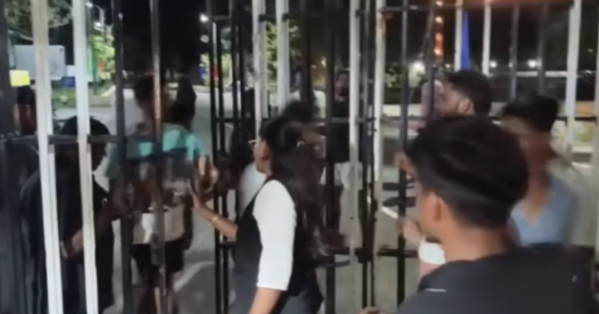 தனியார் கல்லூரி விடுதியில் பயங்கரம்... பூட்டிய அறையிலிருந்து வந்த துர்நாற்றம்... உள்ளே மாணவி கிடந்த பகீர் நிலை...!