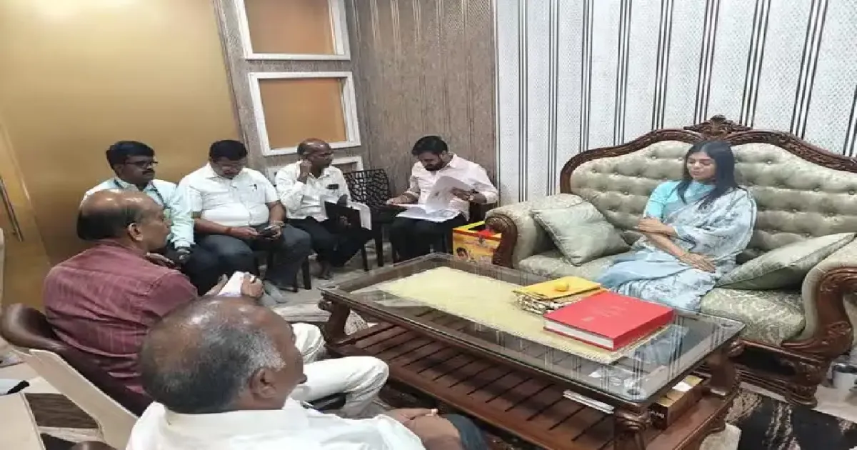 அதிகாரிகளைத் தரமான நாற்காலியில்தான் அமர வைத்தேன் - தவெக எம்எல்ஏ கனிமொழி விளக்கம்!