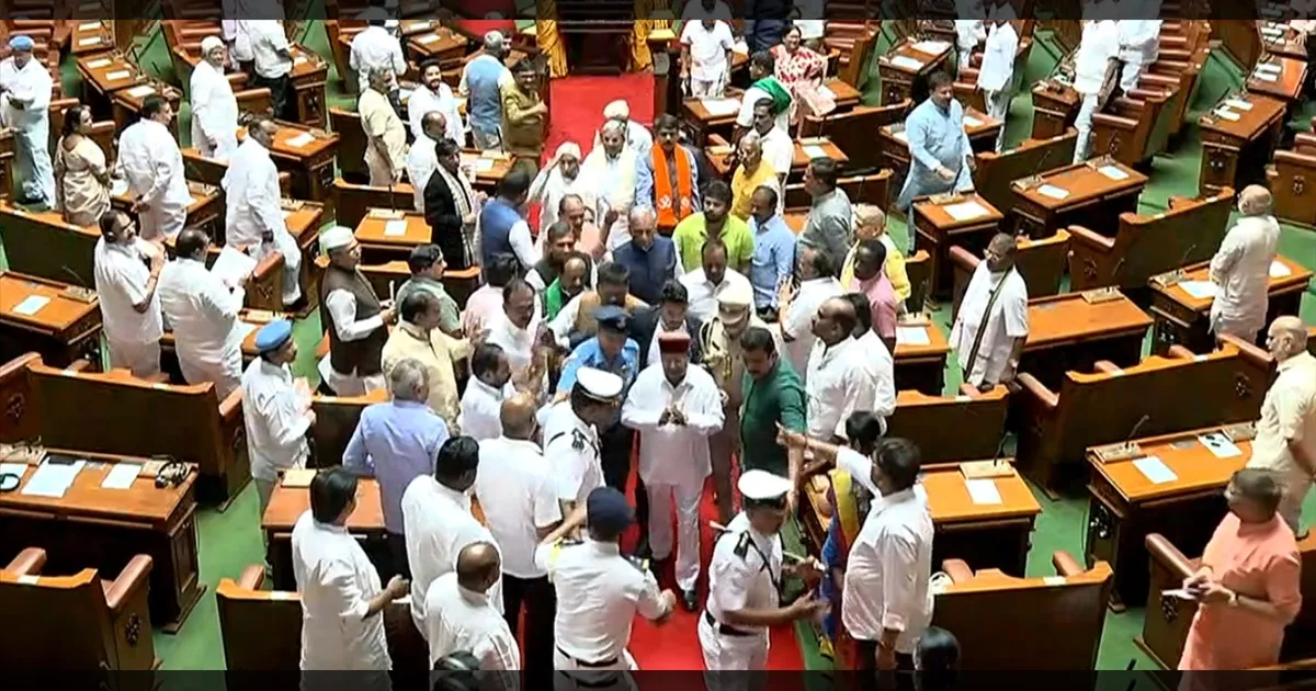 தமிழ்நாடு மாதிரியே!! உரையை வாசிக்காமல் பாதியிலேயே வெளியேறிய கவர்னர்! கர்நாடகாவிலும் பரபரப்பு!