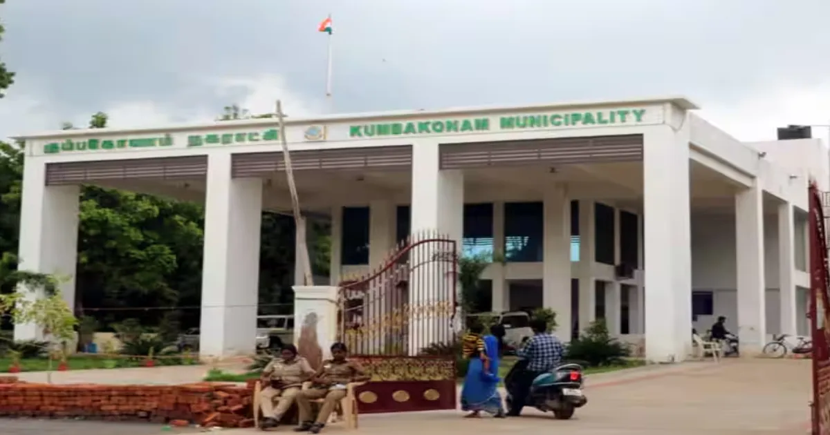 புகைப்படத்தால் புகைச்சல்... கும்பகோணம் நகராட்சியில் திமுக, அதிமுக, காங்கிரஸ் கவுன்சிலர்களால் பரபரப்பு...!