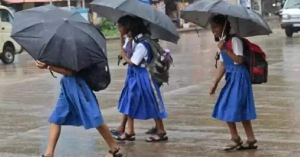#BREAKING அடித்து வெளுக்கும் கனமழை... இந்த மாவட்டத்தில் இன்று பள்ளிகளுக்கு மட்டும் விடுமுறை...!