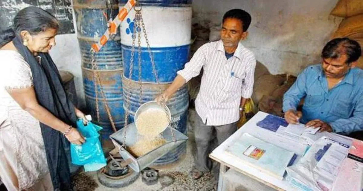 லட்சக்கணக்கில் சம்பளம்... ஆனாலும் ரேஷன் வாங்குறீங்களா? அப்போ ஜெயிலுக்கு போகப்போறீங்க...!