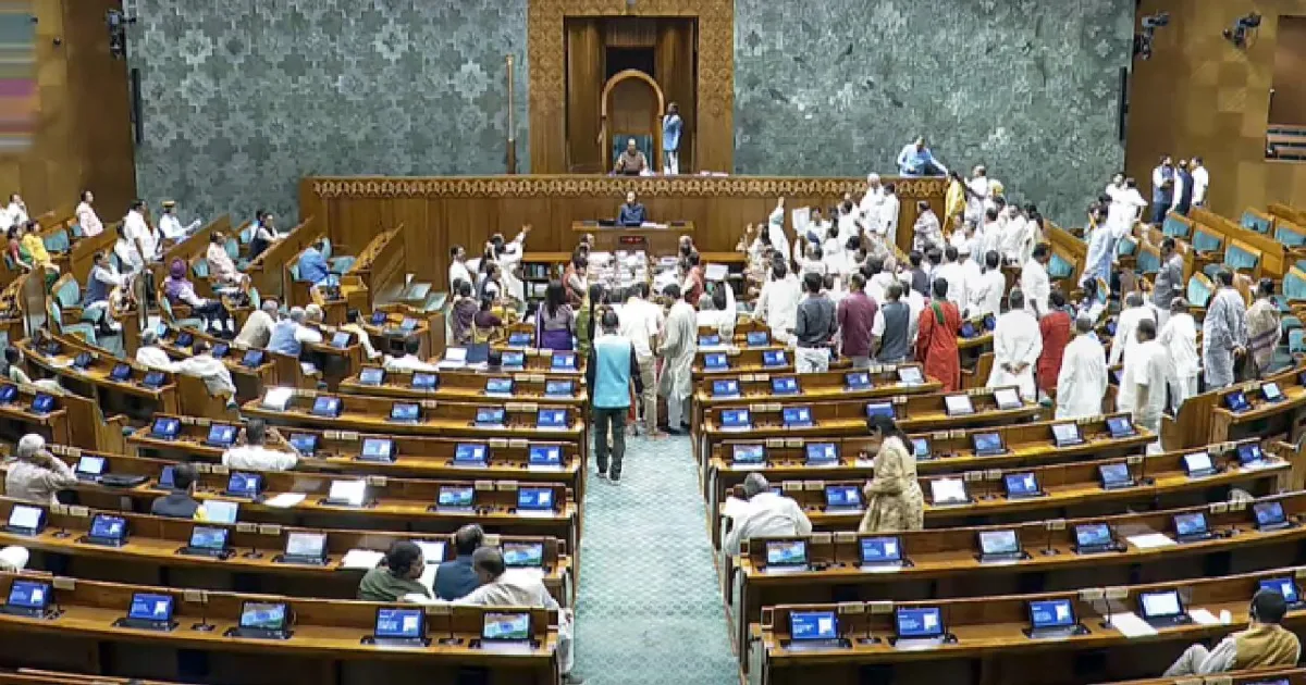 குளிர்காலக் கூட்டத்தொடர் முதல் நாளே அமளி! 'எஸ்ஐஆர்' விவகாரத்தால் மக்களவை நாள் முழுவதும் ஒத்திவைப்பு!