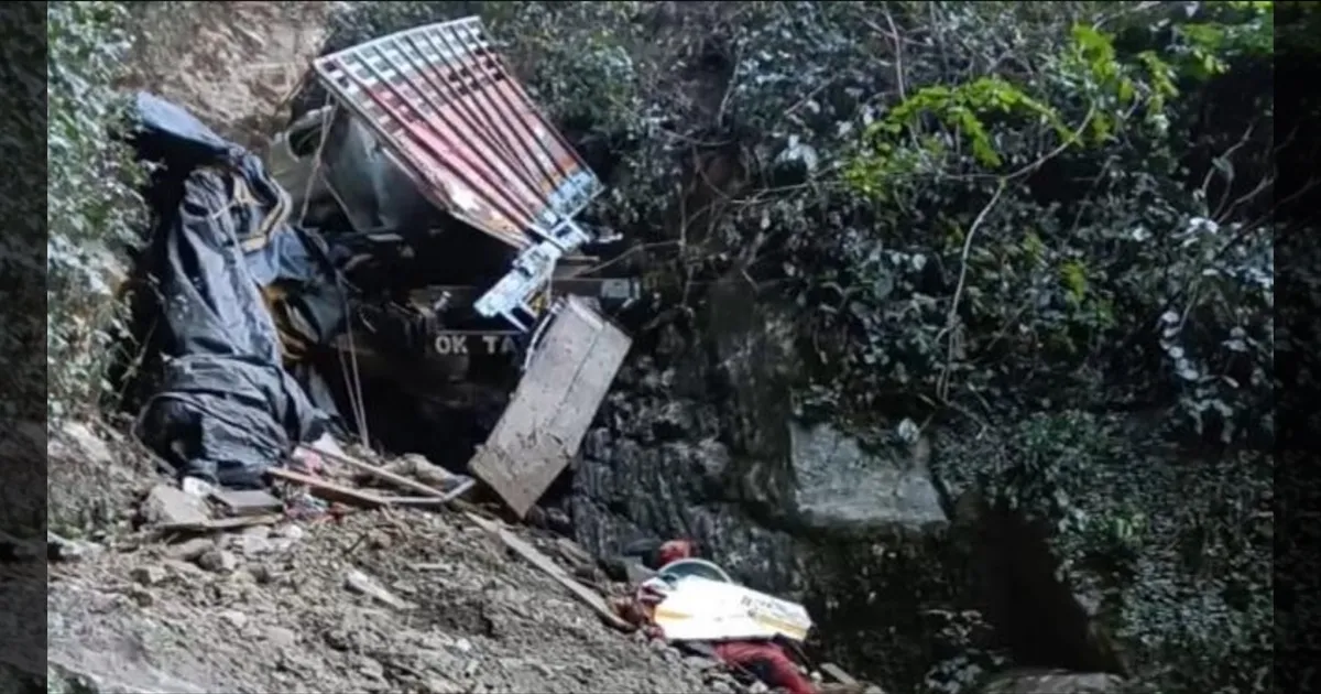 1000 அடி பள்ளத்தாக்கில் லாரி கவிழ்ந்ததில் 18 பேர் பலி! உயிர்பிழைத்த ஒற்றை நபர்!! அருணாச்சலில் கோரம்!