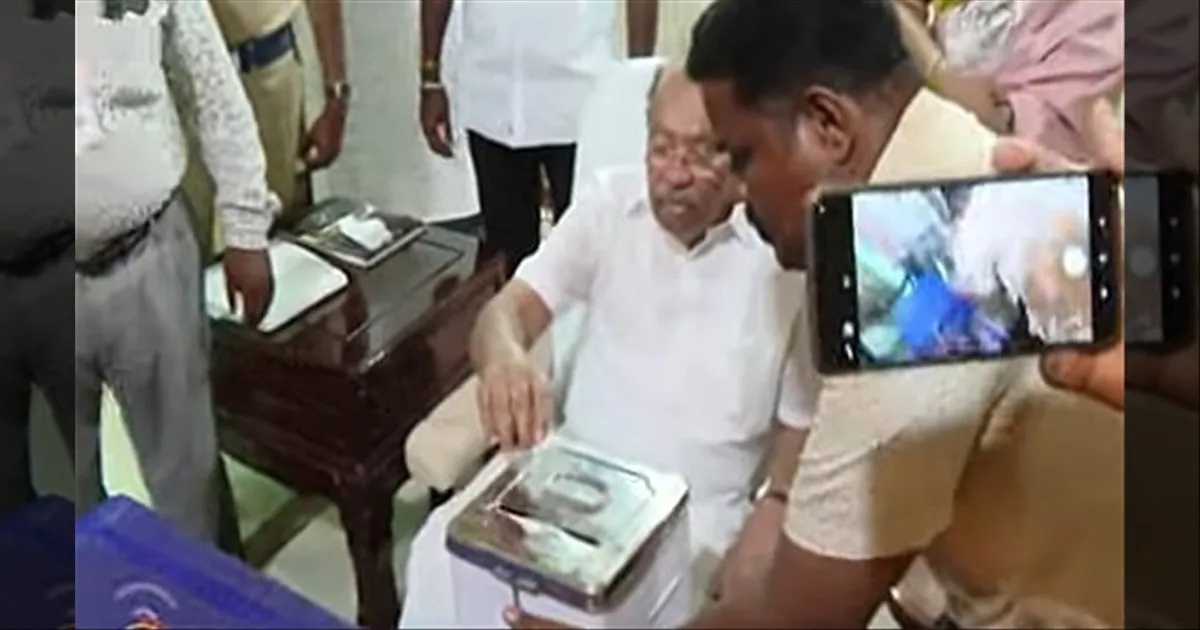 விறுவிறு தேர்தல்..! தபால் வாக்கு செலுத்திய பாமக நிறுவனர் ராமதாஸ்..!! 