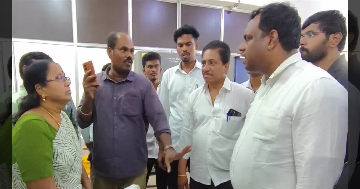 அதிகாரிகள் அலட்சியம்: ₹3.25 கோடி இழப்பீட்டை வழங்கத் தாமதம்! மதுரை வட்டாச்சியர் அலுவலகப் பொருட்களை ஜப்தி செய்த நீதிமன்ற ஊழியர்கள்!