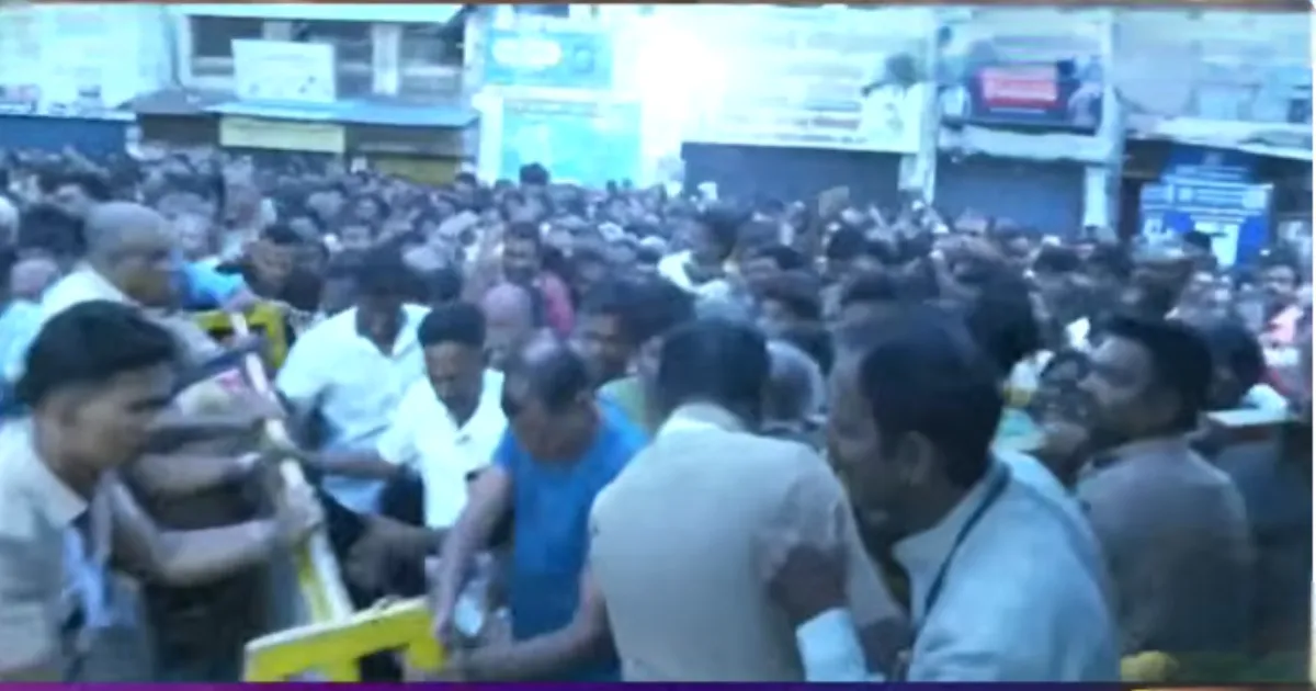 மதுரை மீனாட்சி அம்மன் கோயில் குடமுழுக்கு விழாவில் பரபரப்பு... தடுப்புகளை தாண்டி குதித்த பக்தர்கள்... பாதுகாவலர்களுடன் வாக்குவாதம்...!