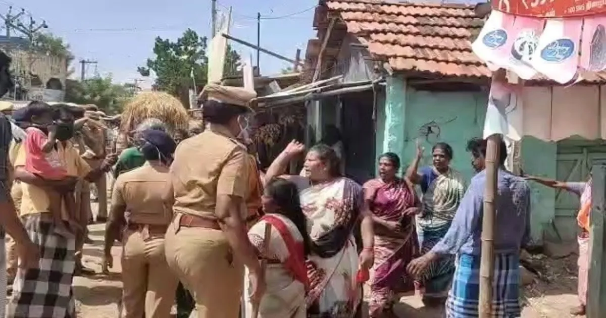 திடீரென வெகுண்டெழுந்து தெருவுக்கு வந்த பெண்கள்... கூட்டத்தை கட்டுப்படுத்த முடியாமல் போலீஸ் திண்டாட்டம்...!