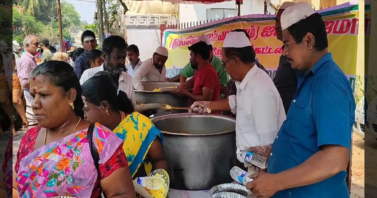 மதங்களை கடந்த மனிதநேயம்...! கும்பகோணம் மாசி மக திருவிழாவில் பக்தர்களுக்கு இஸ்லாமியர்கள் அன்னதானம்!