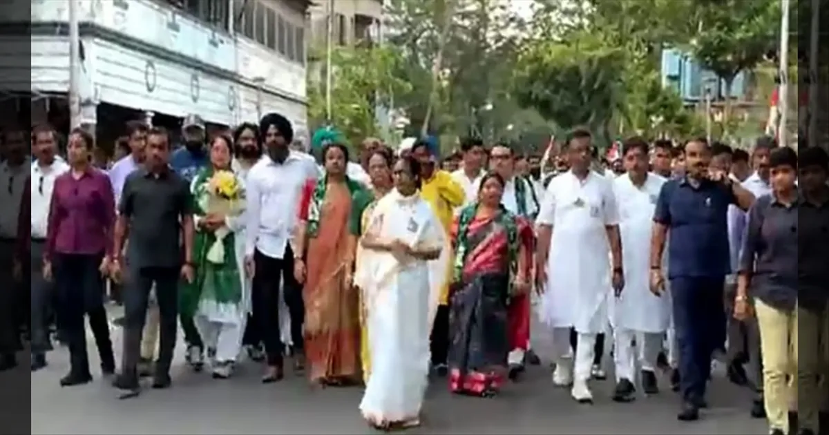 மேற்குவங்கத்தில் சூடுபிடிக்கும் 2ம் கட்ட தேர்தல்!! பவானிபூரில் முதல்வர் மம்தா ரோடு ஷோ!