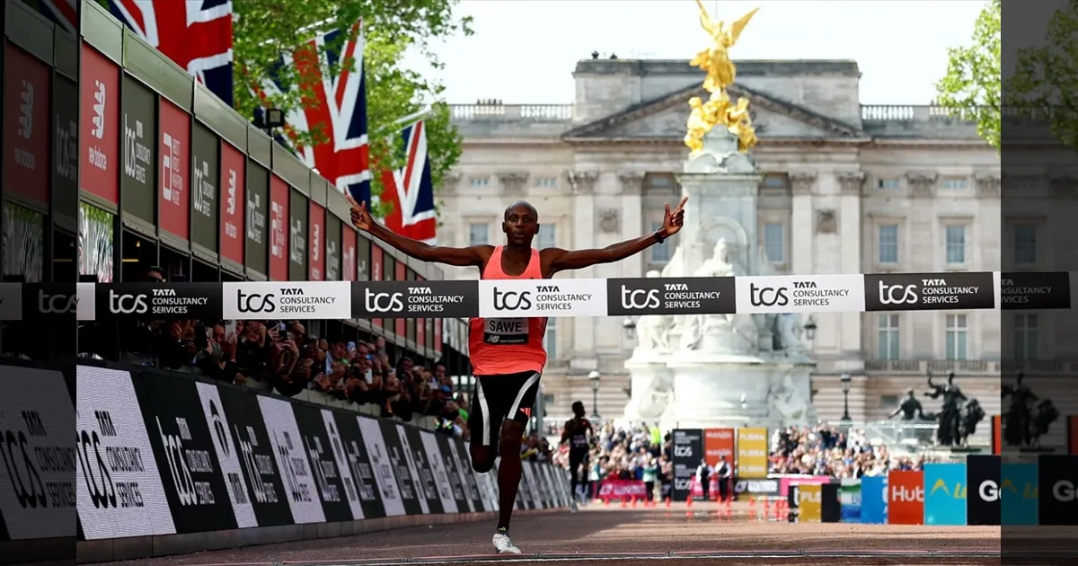 லண்டன் மாரத்தான் போட்டி! கென்யா வீரர் புதிய உலக சாதனை!! 42.2 கி.மீட்டரை 1 மணி நேரம் 59 நிமிடத்தில் கடந்து அசத்தல்!