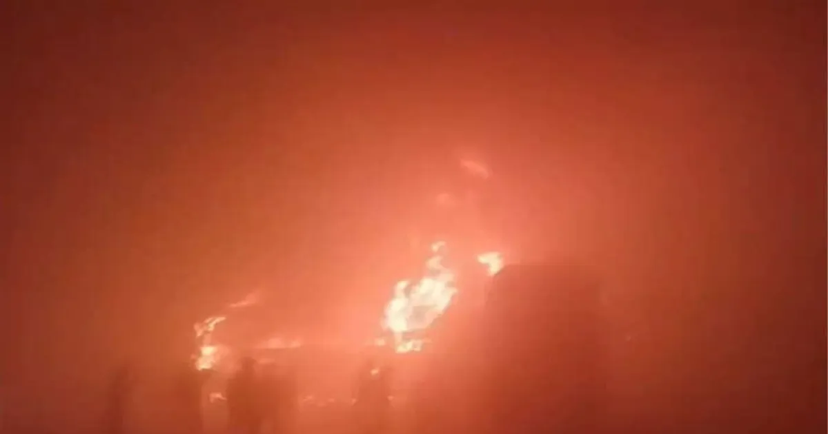 #BREAKING அதிகாலையிலேயே பயங்கரம்...!!  7 பேருந்துகள், 3 கார்கள் அடுத்தடுத்து மோதி தீ விபத்து... கிடுகிடுவென உயரும் பலி எண்ணிக்கை...!