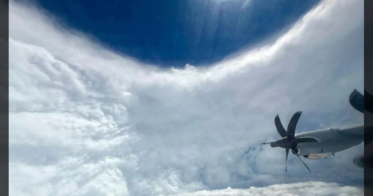 us-air-force-flies-into-melissas-eye-terrifying-video-f