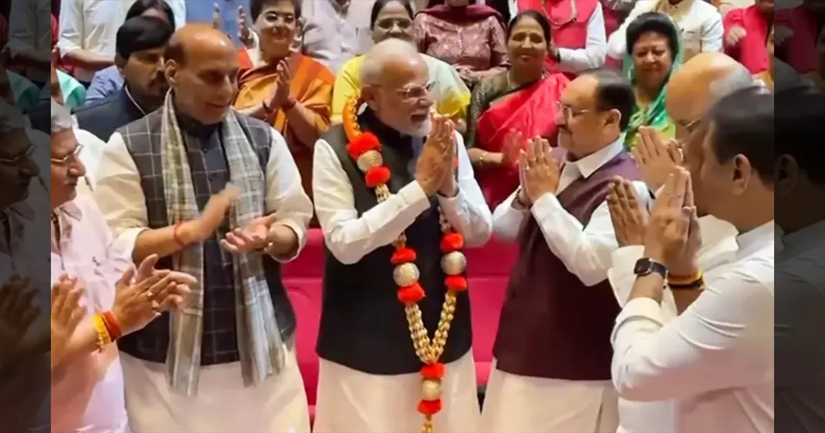 பார்லி.,-யில் ஒலித்த பாரத் மாதா கீ ஜெய்!! பிரதமர் மோடிக்கு மாலை மரியாதை!!  அசத்திய தேஜ கூட்டணி!