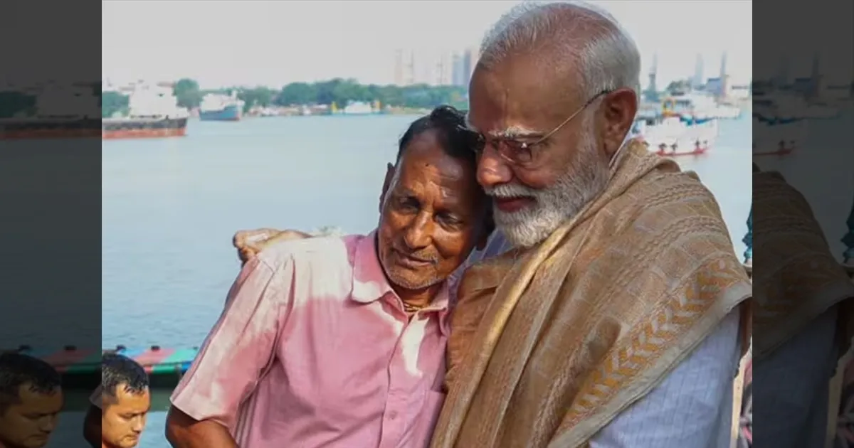 பிரதமர் மோடி என்னை கட்டிப்பிடித்து அன்பு காட்டினார்!! மேற்குவங்க படகோட்டி பெருமிதம்!