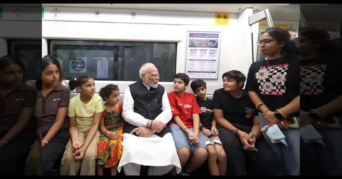 டெல்லி மெட்ரோவில் பிரதமர் மோடி பயணம் வைரல்! குழந்தைகளுடன் நடந்த சுவாரஸ்ய உரையாடல்!