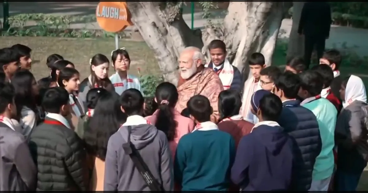 கல்வியை சுமையா நினைக்காதீங்க!! பொதுத்தேர்வு மாணவர்களுக்கு மோடி அட்வைஸ்! தேர்வு பற்றிய விவாதம்!!