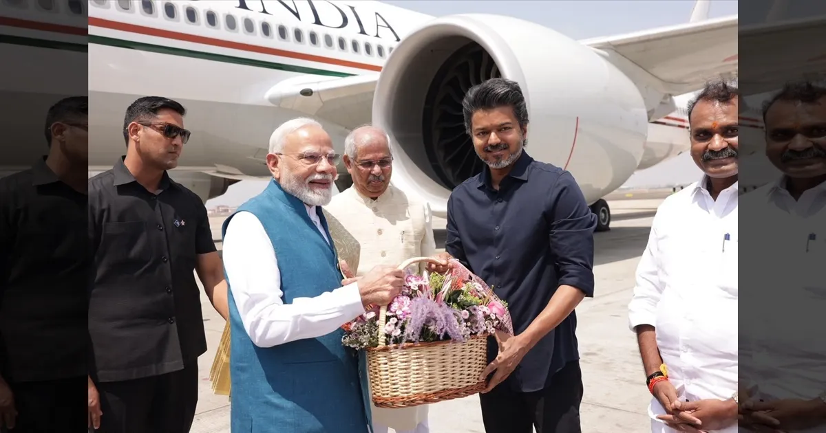 சென்னை வந்தடைந்தார் பிரதமர் மோடி! சாலையோரம் திரண்ட மக்கள்! உற்சாக வரவேற்பு!