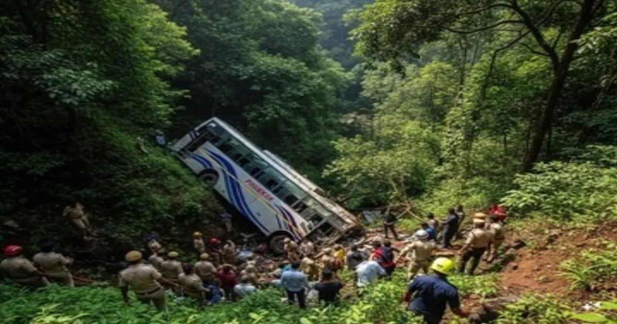 #BREAKING சோகத்தில் முடிந்த புனித யாத்திரை...!!  -  50 அடி பள்ளத்தில் கவிழ்ந்த பேருந்து... 10 பேர் உடல் நசுங்கி பலி...!