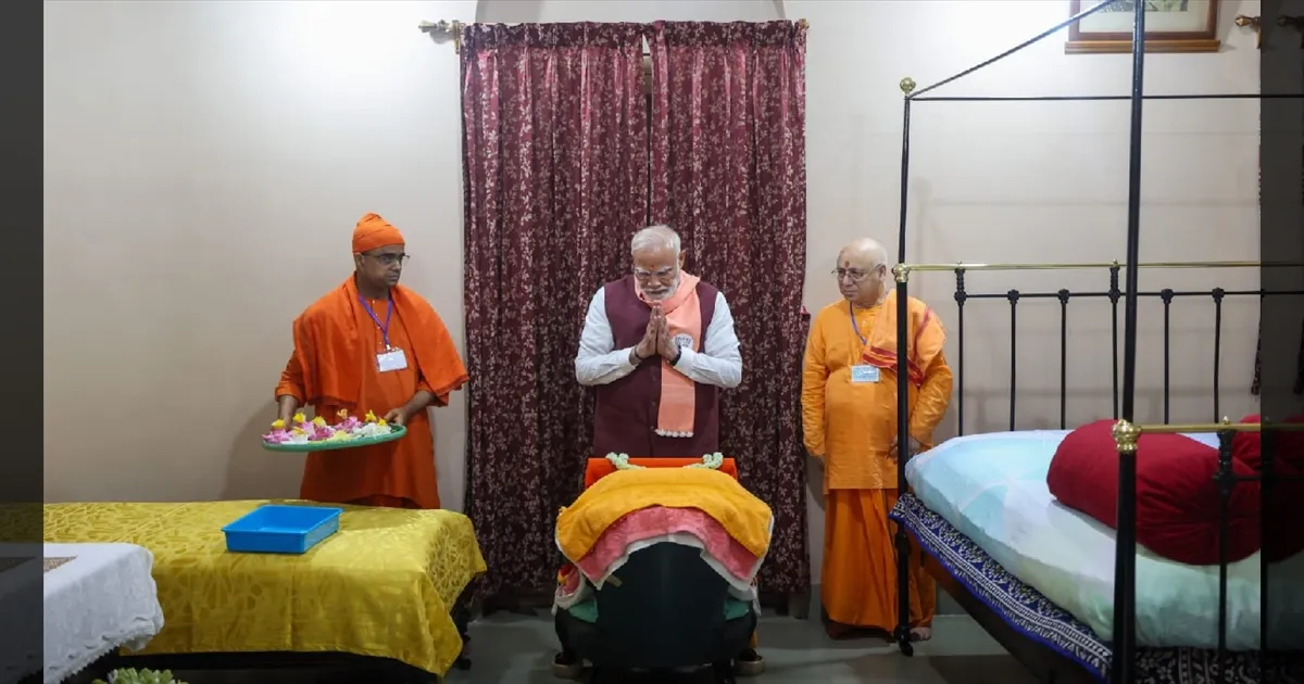 விவேகானந்தர் தியானித்த அறையில் மோடி! பேலூர் மடத்தில் பிரதமர் நெகிழ்ச்சி.. மனிதநேய சேவையை போற்றி புகழாரம்!