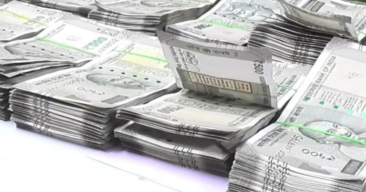 தேர்தல் வேட்டை: கட்டு கட்டாய் பணம்... திருப்பூர் பனியன் நிறுவன உரிமையாளரிடம் சிக்கியது ரூ.30 லட்சம்...!