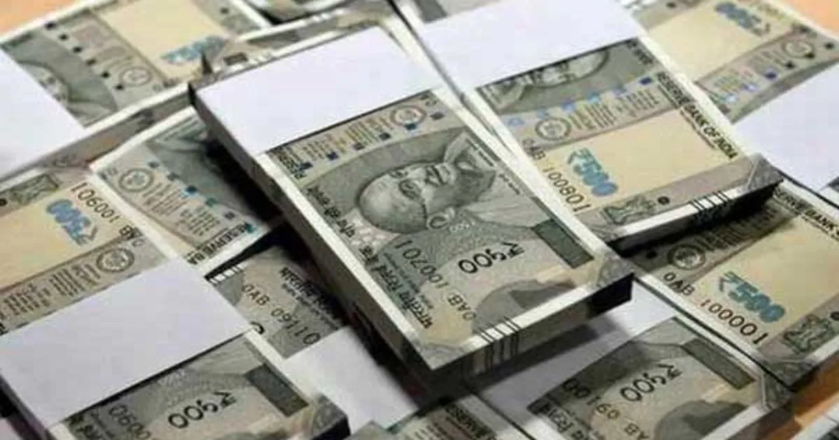 தேர்தல் வேட்டை: மைத்துனர் வீட்டில் பணத்தை பதுக்கிய தவெக வேட்பாளர்... கட்டுக்கட்டாய் சிக்கியது ரூ.50 லட்சம்...! 