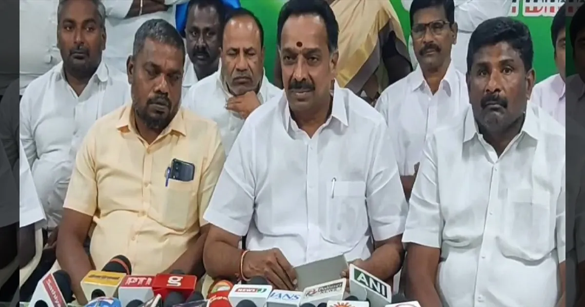 கலெக்டரும், எஸ்.பி-யும் போன் எடுப்பதில்லை! கரூர் மணல் கொள்ளை குறித்து எம்.ஆர்.விஜயபாஸ்கர் ஆவேசம்!