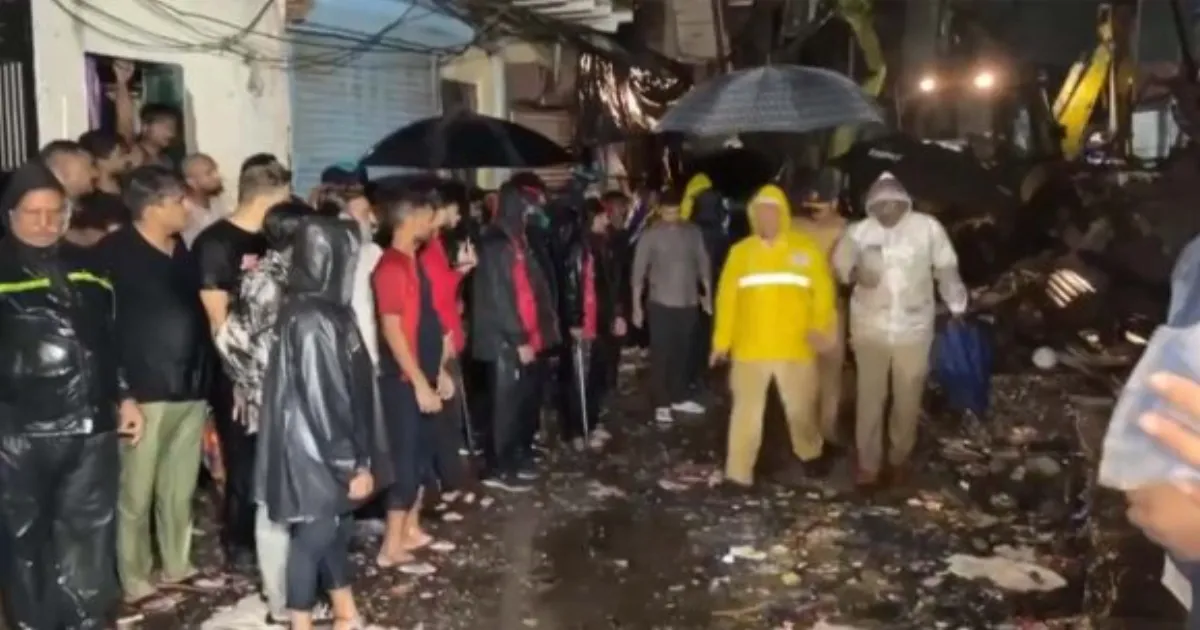 பெருந்துயரம்...!!  - சீட்டுக்கட்டு போல் சரிந்து விழுந்த கட்டிடம்... இடிபாடுகளில் சிக்கி 6 பேர் உடல் நசுங்கி பலி...!