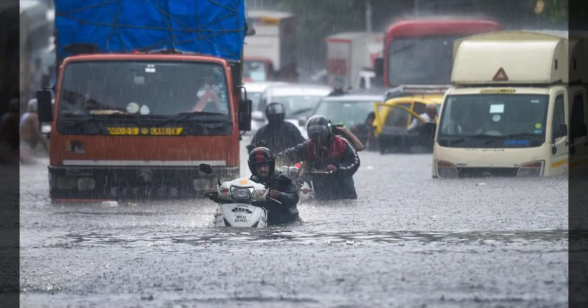 வரலாறு காணாத மழையால் முடங்கியது மும்பை!! 100 ஆண்டுகால சாதனை முறியடிப்பு!! 8 மணிநேரத்தில் 177 மி.மீ. மழை!! 