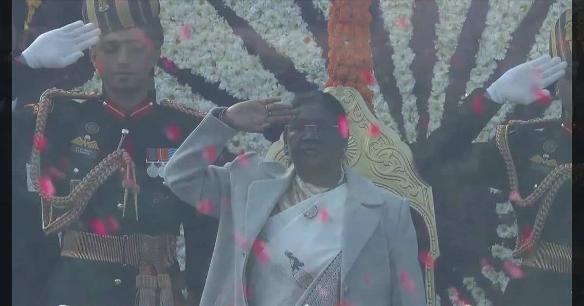 செங்கோட்டையில் பறந்தது மூவர்ணக்கொடி!! தேசியக் கொடி ஏற்றினார் திரவுபதி முர்மு!! மலர் தூவியது ஹெலிகாப்டர்!