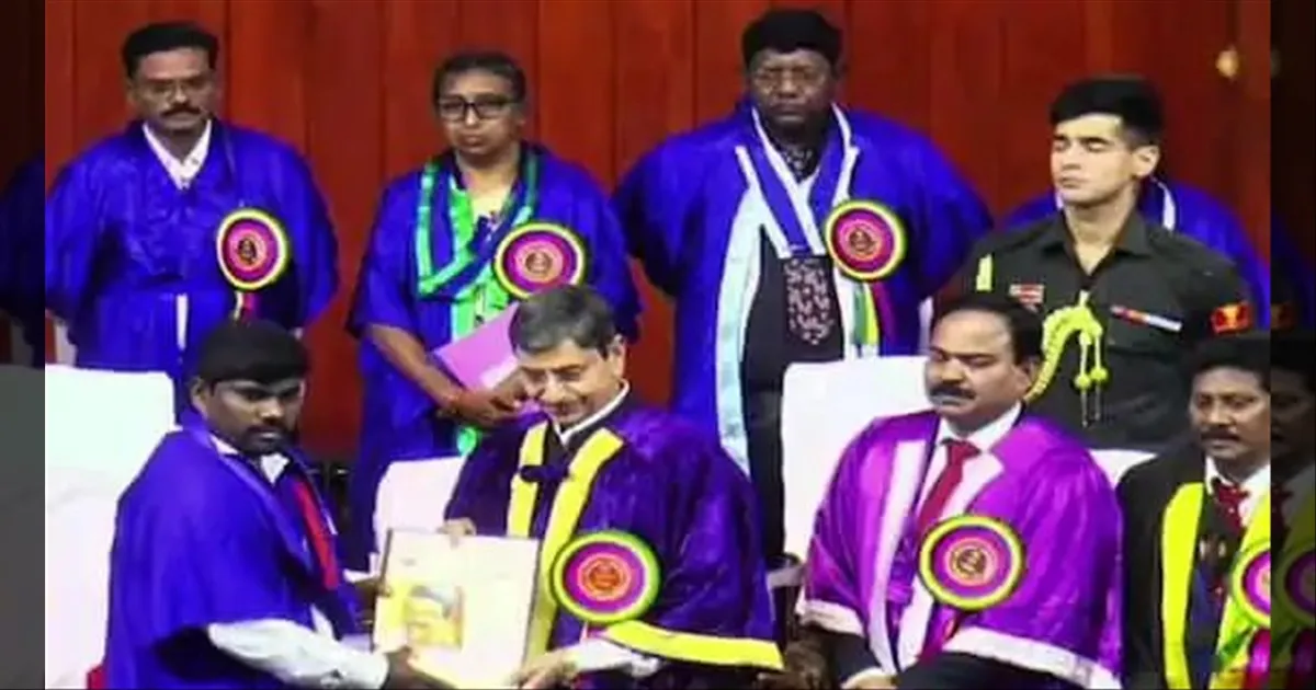 ஸ்டாலின் படத்துடன் ஆளுநரிடம் பட்டம் பெற்ற மாணவர்... அண்ணாமலைப் பல்கலை. யில் பரபரப்பு..!