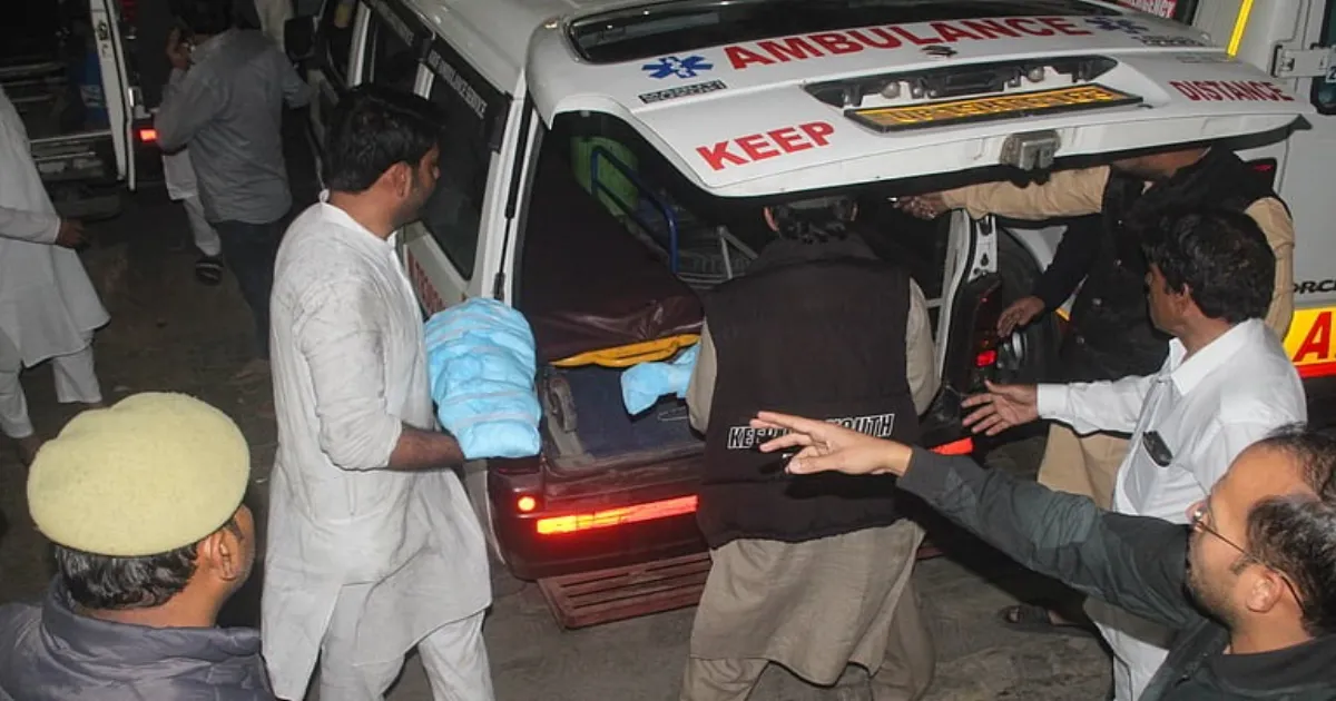 நாட்டையே உலுக்கிய சோகம்...!! - ஐவுளி வியாபாரி வீட்டில் பற்றிய கோர தீ... 4 மாத குழந்தைகள் உட்பட 6 பேர் உடல் கருகி பலி...!