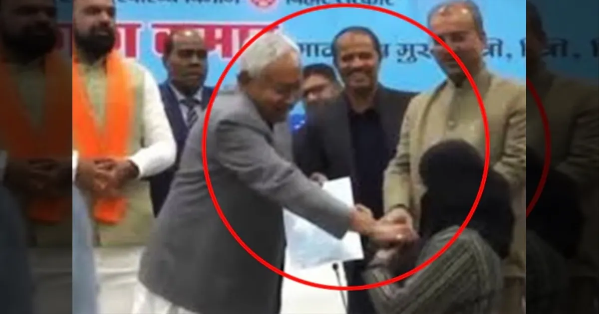 75 வயசுல முதல்வர் பண்ணுற காரியமா இது? மேடையில் பெண் டாக்டருக்கு நேர்ந்த சங்கடம்!