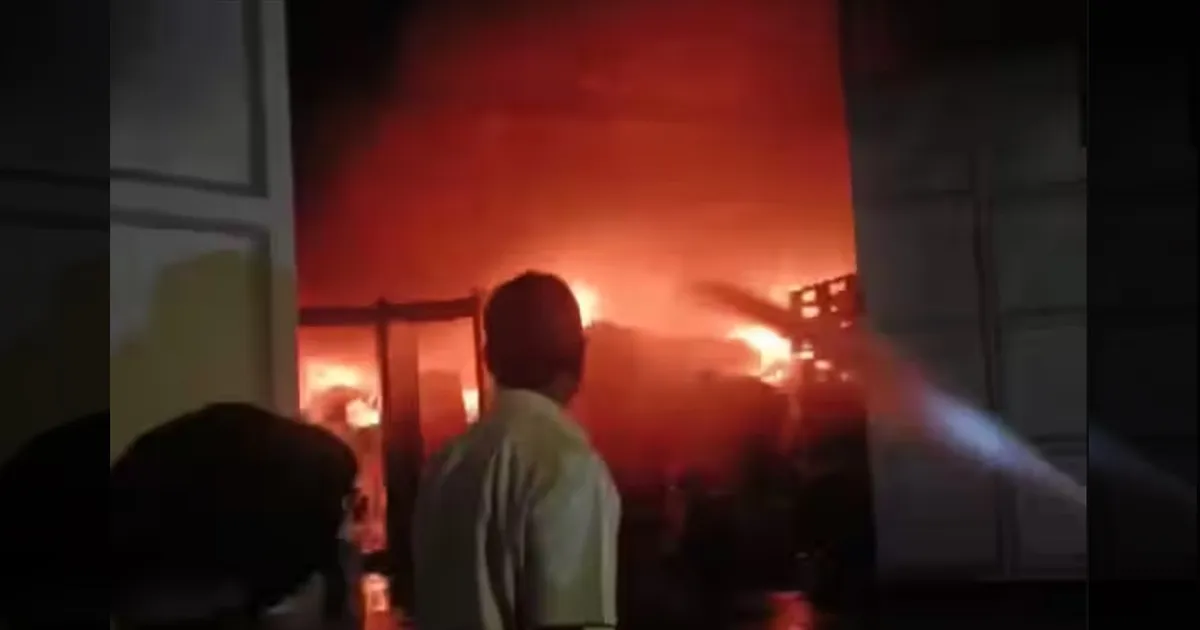 நொய்டா தொழிற்சாலையில் அதிகாலையில் தீ விபத்து!!  சிக்கிக் கொண்ட தொழிலாளர்கள்!! மீட்ப்புப்பணி தீவிரம்!