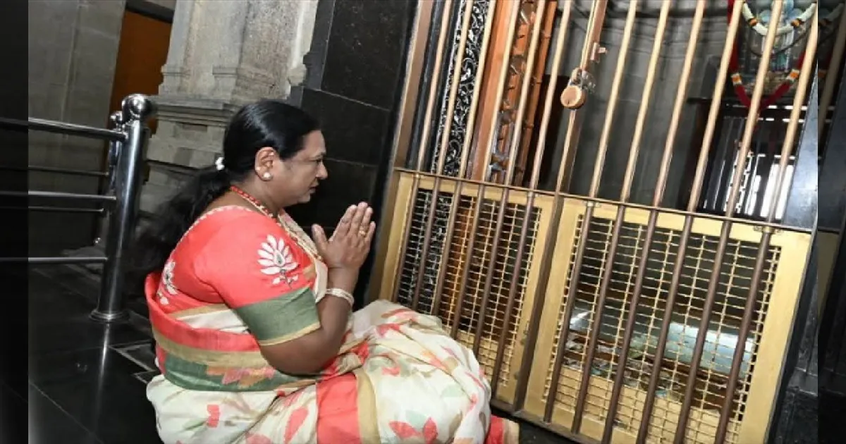 குமரி கடலில் பிரேமலதா!  விவேகானந்தர் மண்டபத்தில் தியானம் செய்த தேமுதிக தலைவர்!