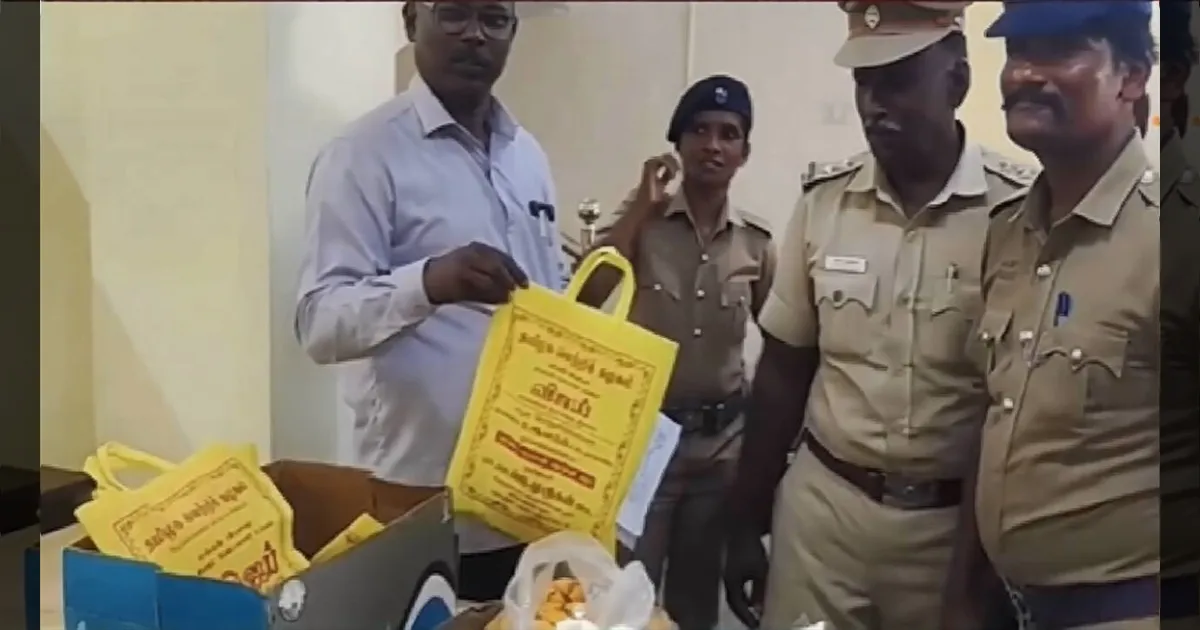 தூத்துக்குடியில் தேர்தல் பறக்கும் படை அதிரடி! தவெக-வினர் வைத்திருந்த பரிசு பொருட்கள் பறிமுதல்!