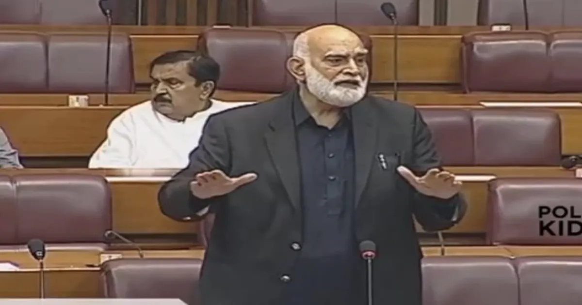 'கடவுளே இந்தியாவிடம் இருந்து பாகிஸ்தானை காப்பாற்று... நாடாளுமன்றத்தில் கதறி அழுத எம்.பி..!