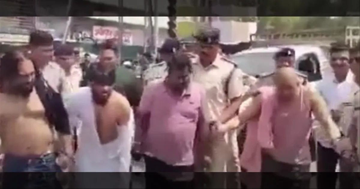 பாகிஸ்தானுக்கு சப்போர்ட்டா? 10 நிமிடம் நையப்புடைத்த போலீசார்.. அரை நிர்வாணமாக்கி ரோட்டில் ஊர்வலம்..!